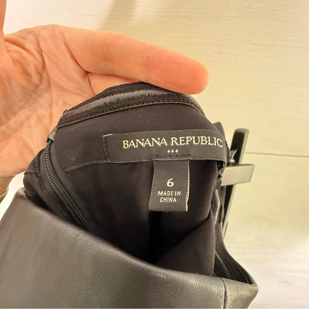 Banana Republic • Strapless Black Vegan Faux Leather Wide-Leg Jumpsuit Size 6 - Picture 4 of 7